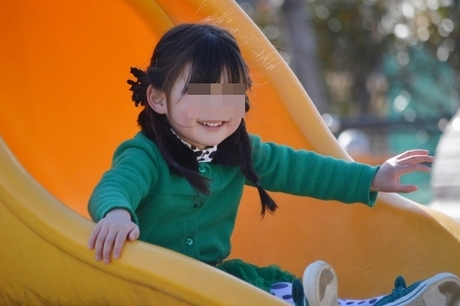 ブレのない写真:滑り台で遊ぶ